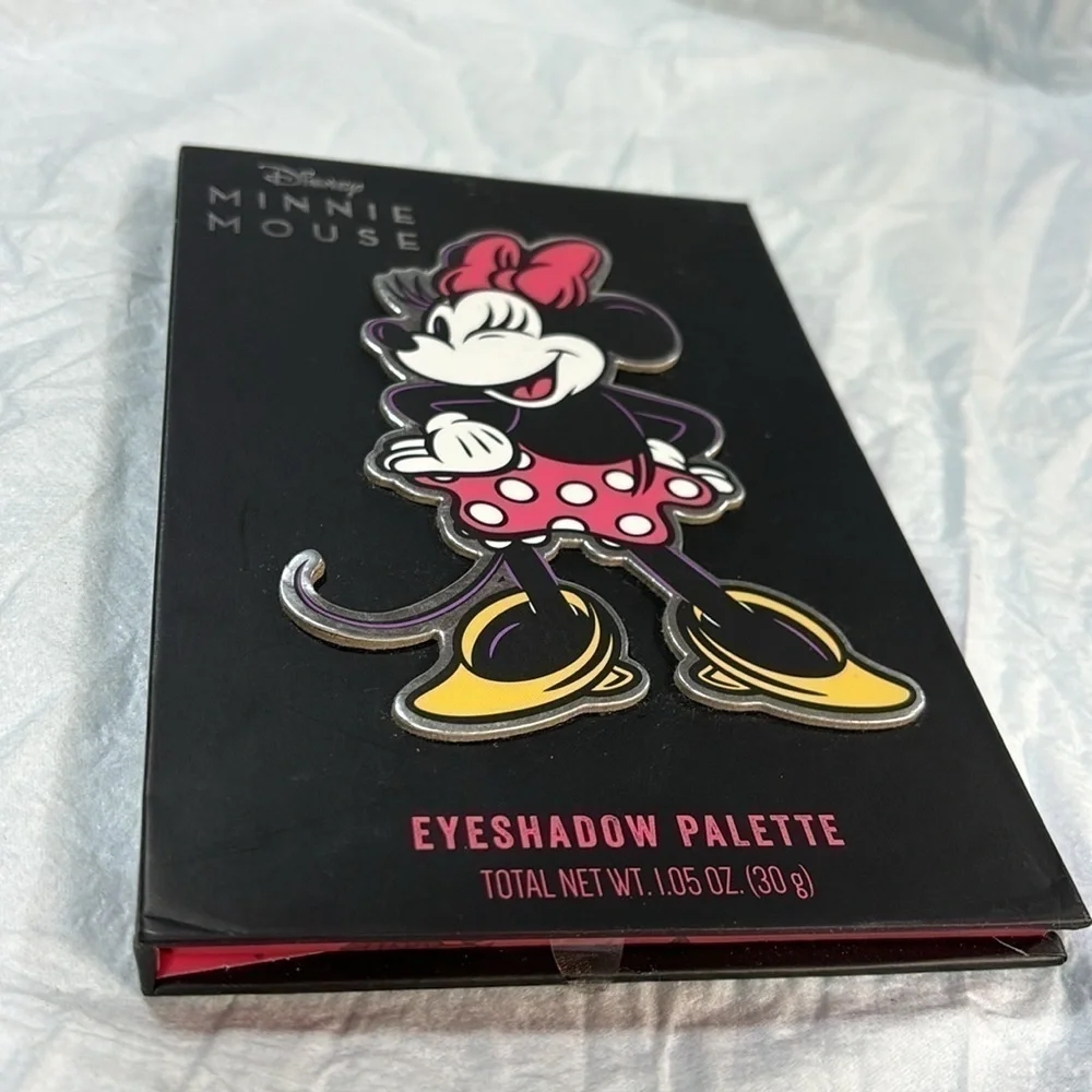 Disney Minnie Mouse 12  eyeshadow Palette with built in mirror